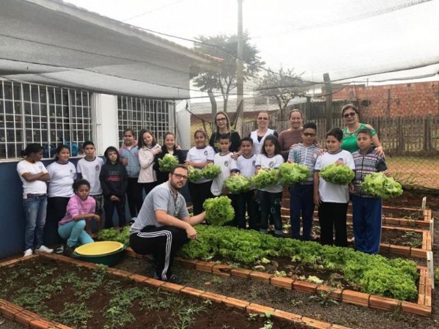 Projeto Horta Educativa leva conscientizao sobre alimentao saudvel em Sarutai